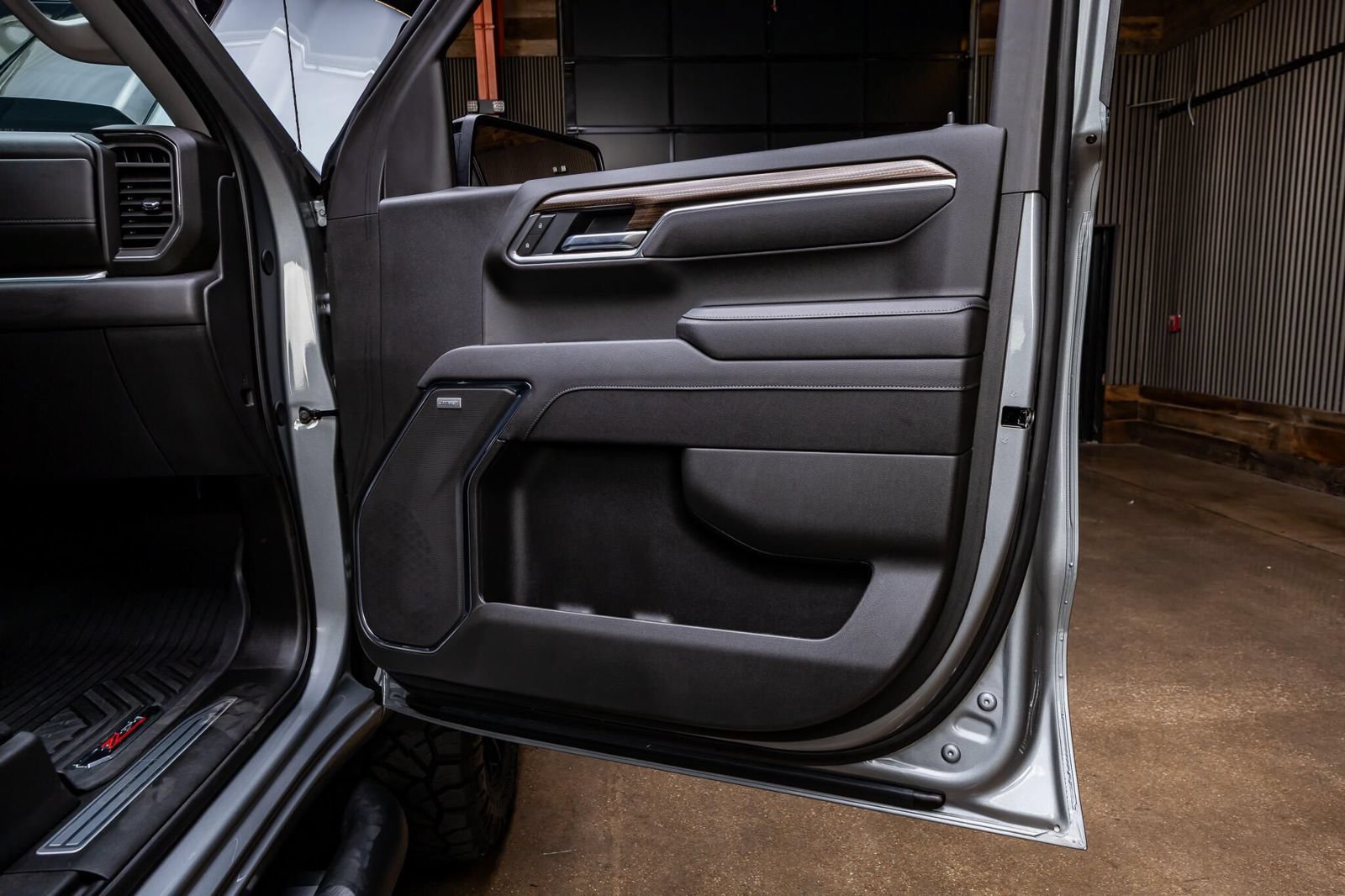 Used 2025 Chevrolet Silverado 1500 LT Trail Boss w/ Convenience Package II AWD/4WD image 42
