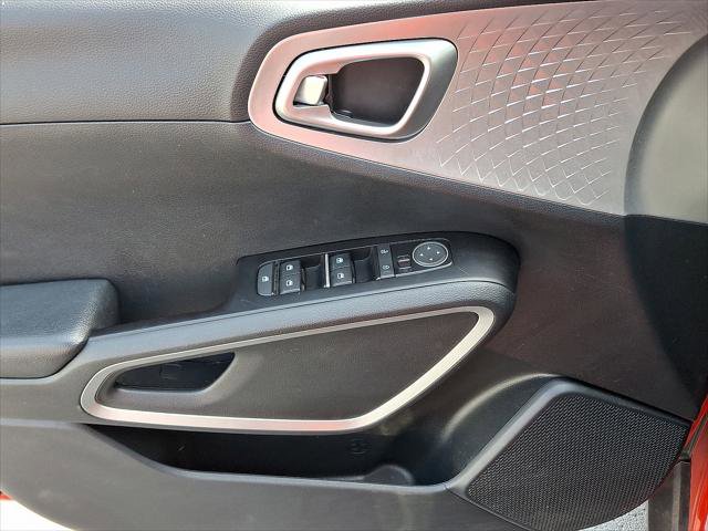 Used 2023 Kia Soul LX w/ LX Technology Package FWD image 2