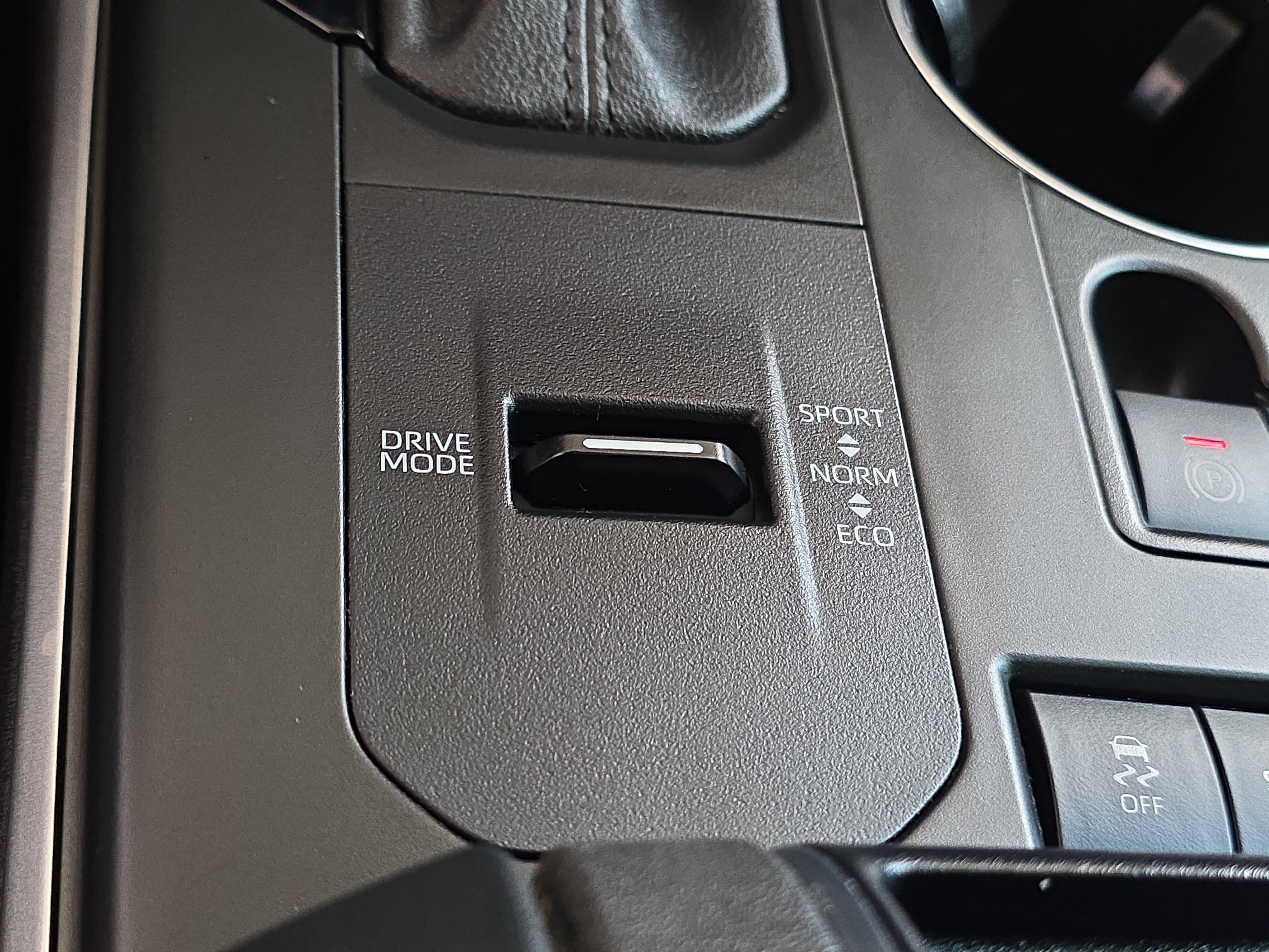Used 2022 Toyota Highlander XLE FWD image 18