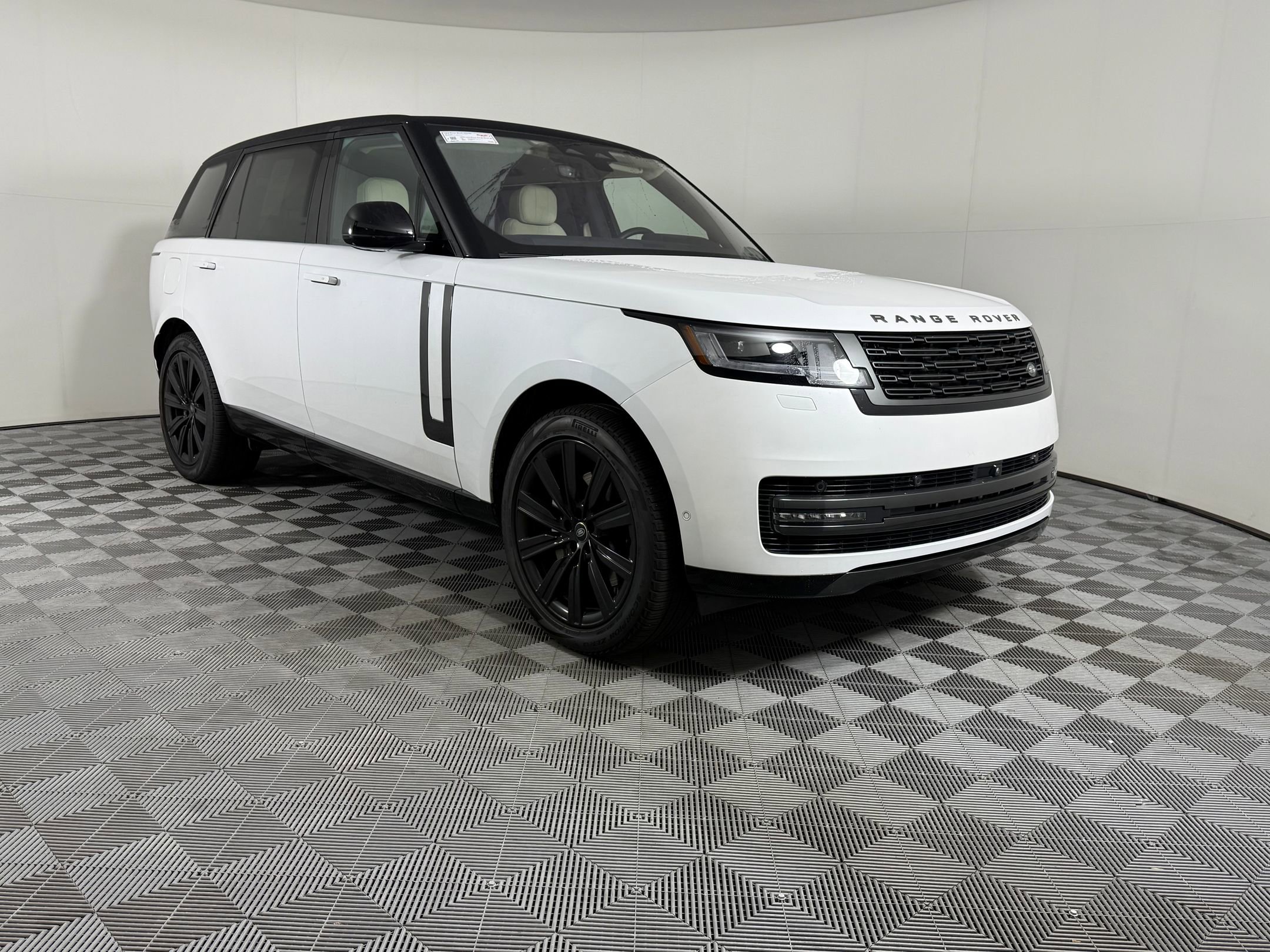 Used 2023 Land Rover Range Rover Long Wheelbase SE image 6