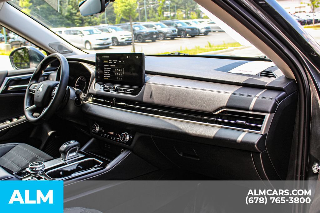 Used 2025 Mitsubishi Outlander SE FWD image 23