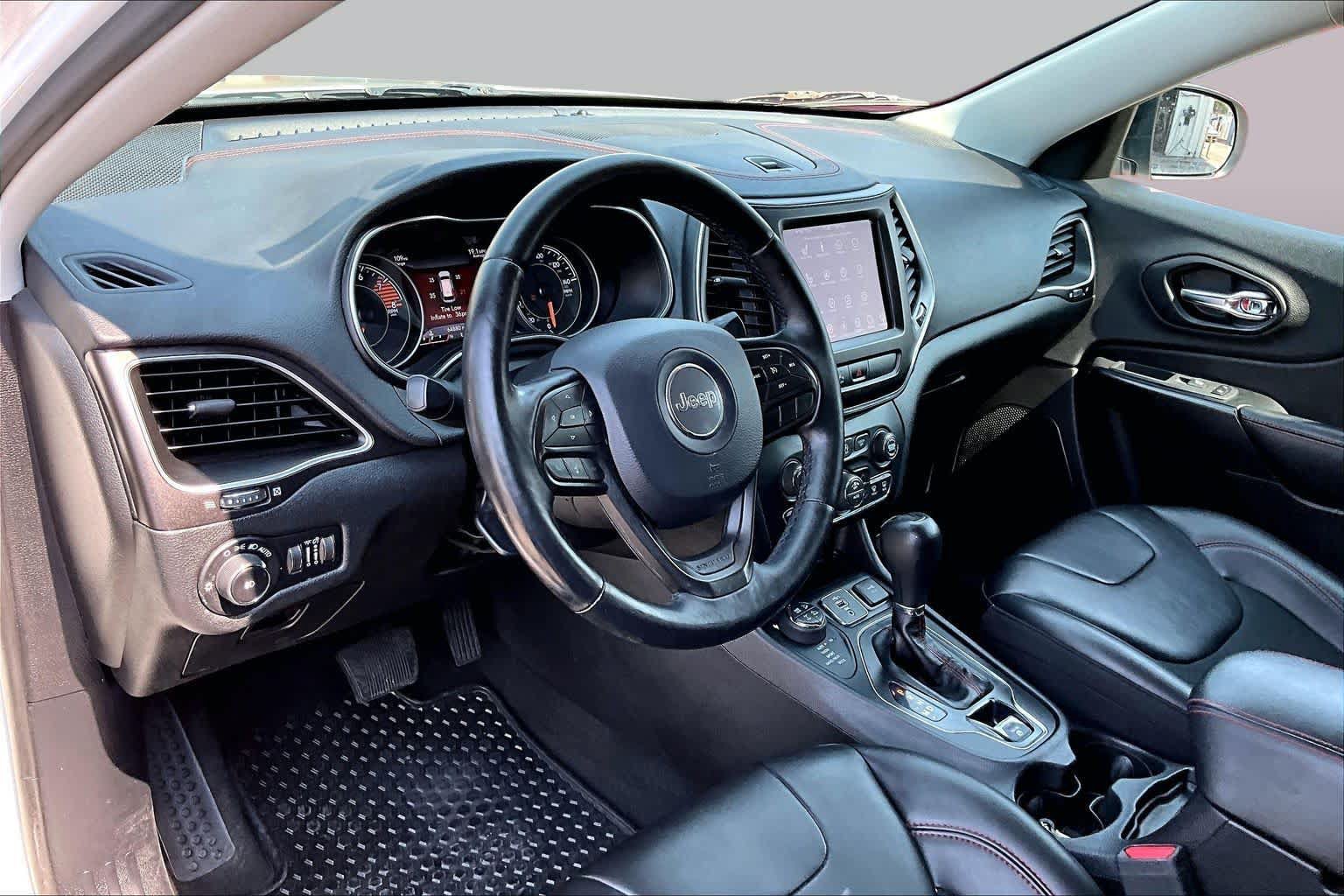 Used 2019 Jeep Cherokee Trailhawk w/ Cold Weather Group AWD/4WD image 18
