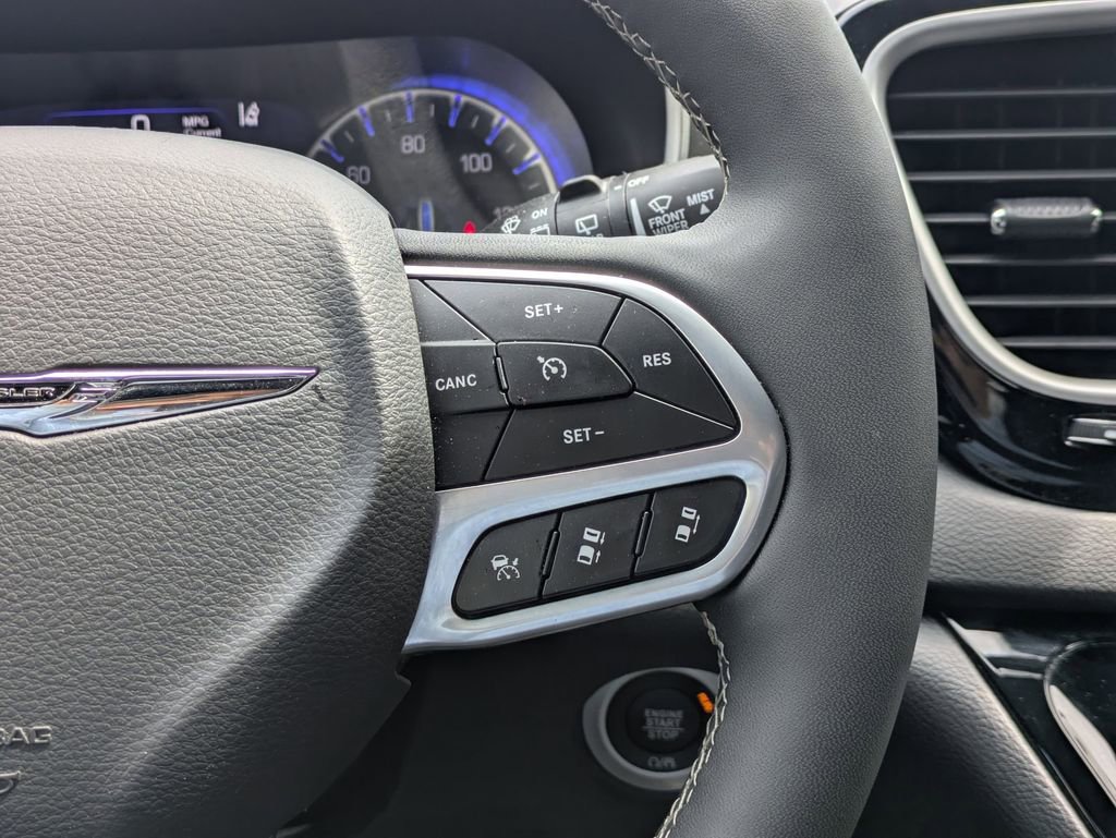 Used 2025 Chrysler Pacifica Select image 23