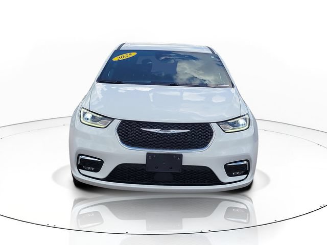 Used 2025 Chrysler Pacifica Select FWD image 2