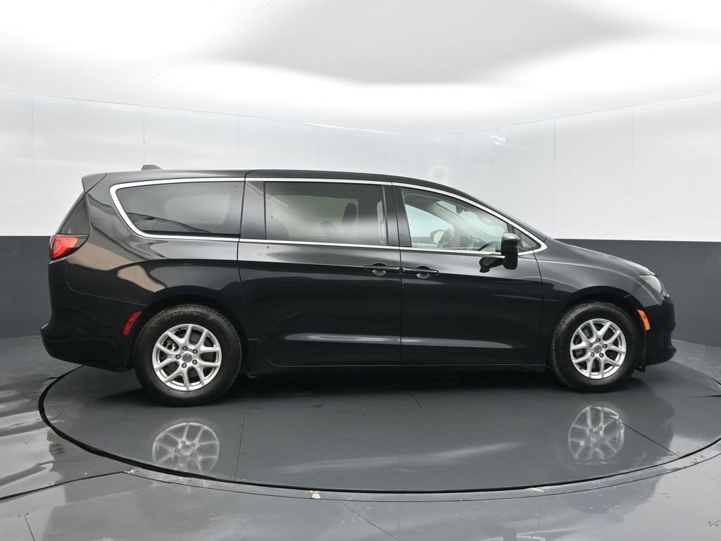 Used 2017 Chrysler Pacifica Touring image 25