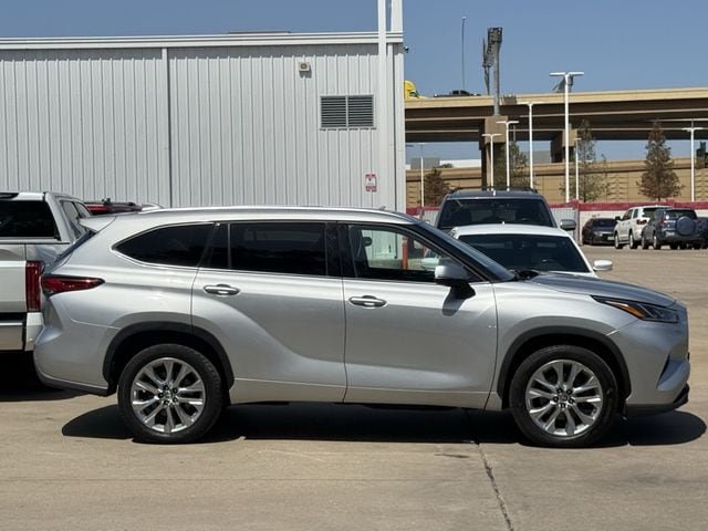 Used 2023 Toyota Highlander Limited FWD image 3