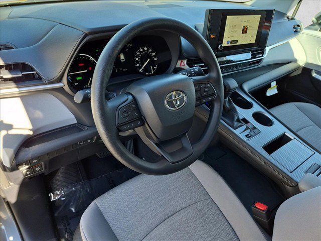 Used 2026 Toyota Sienna LE AWD/4WD image 10