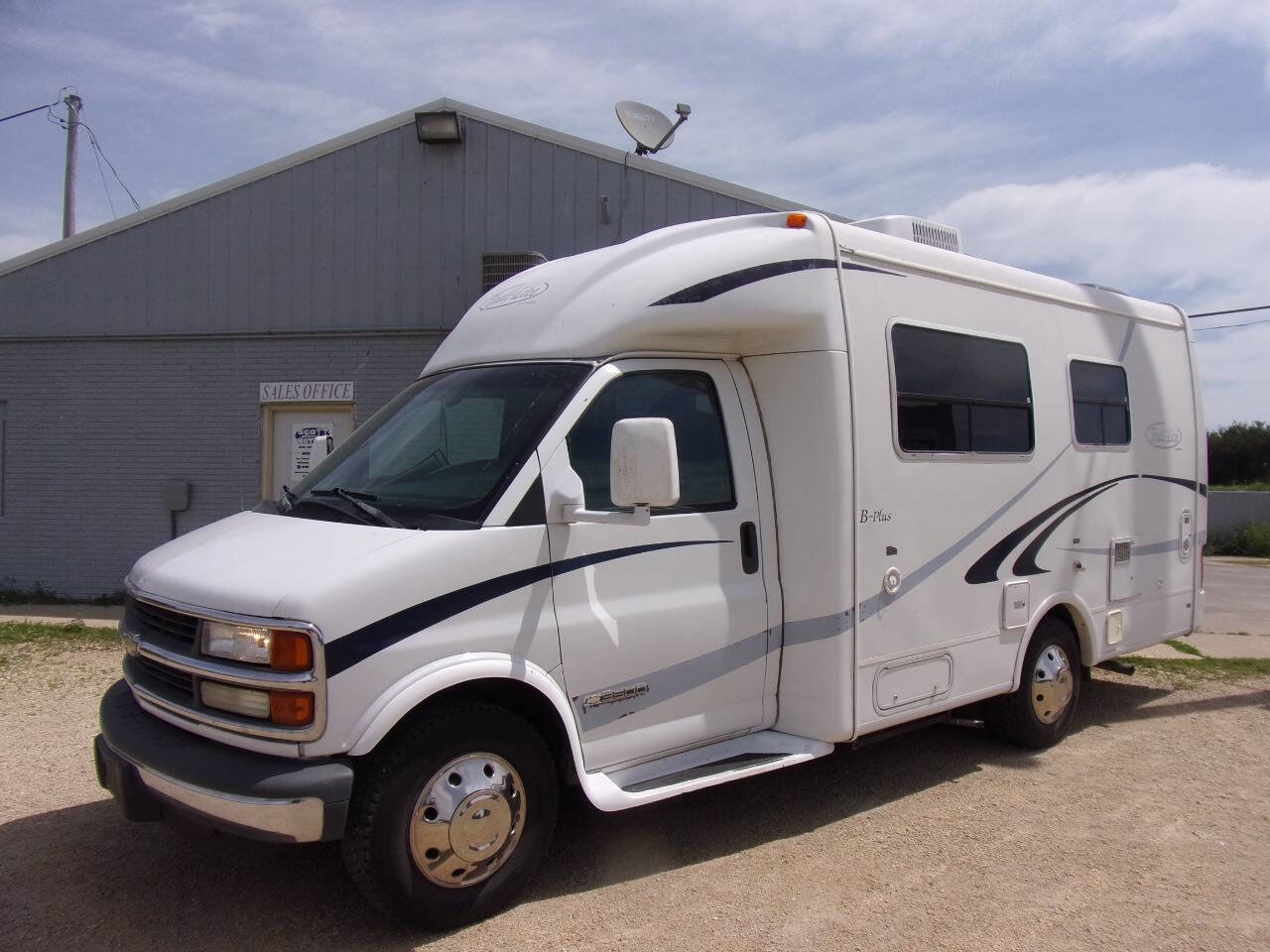 Used 2002 Chevrolet Express 3500 image 1