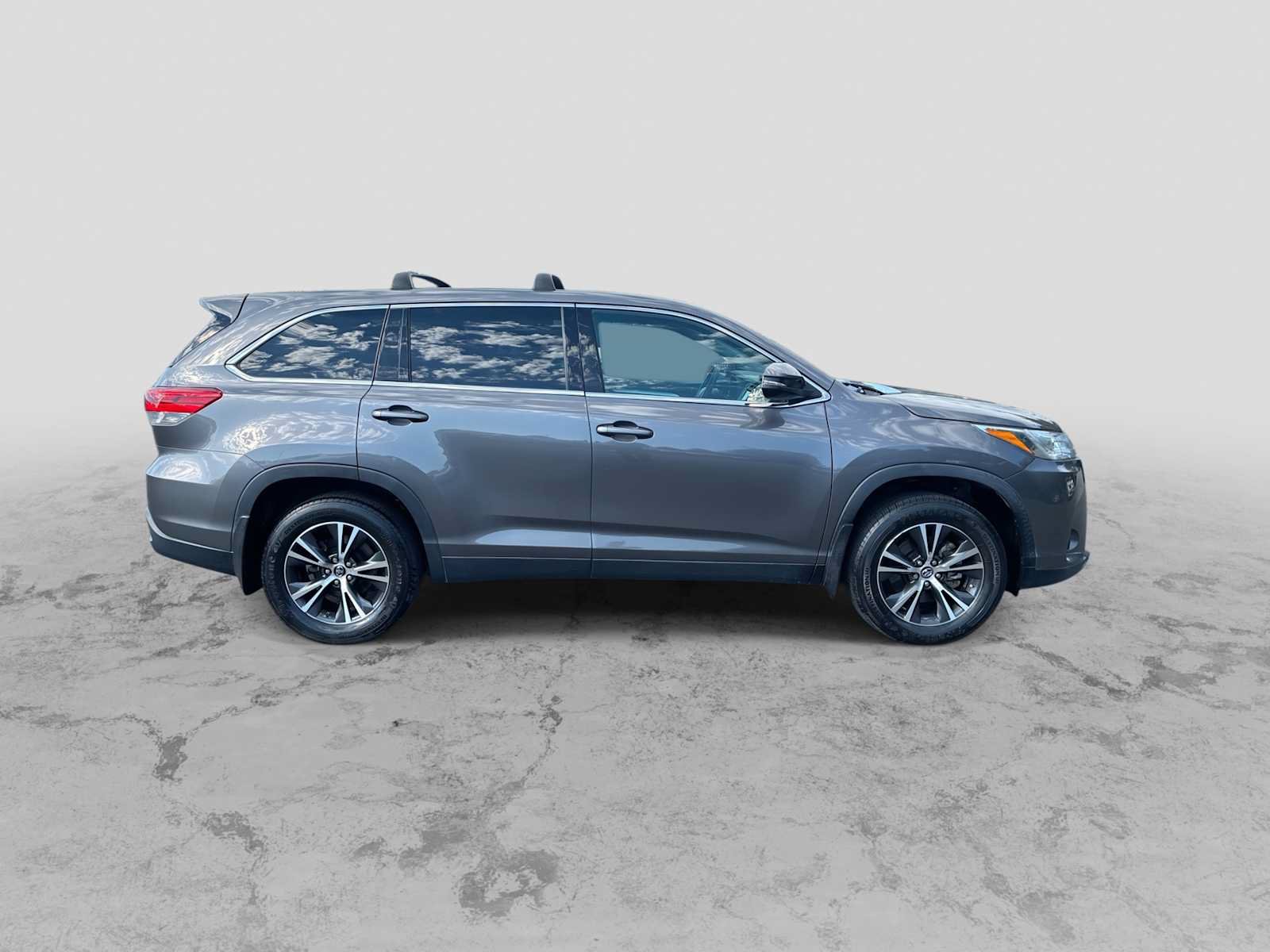 Used 2019 Toyota Highlander LE AWD/4WD image 9
