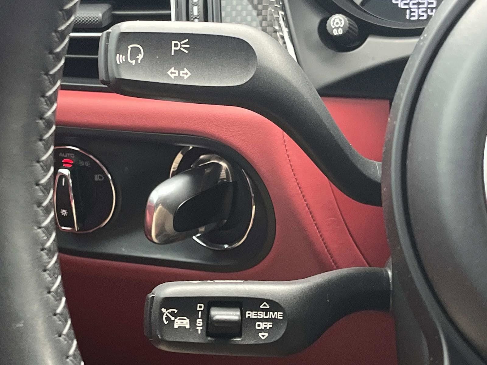 Used 2020 Porsche Macan Turbo image 33