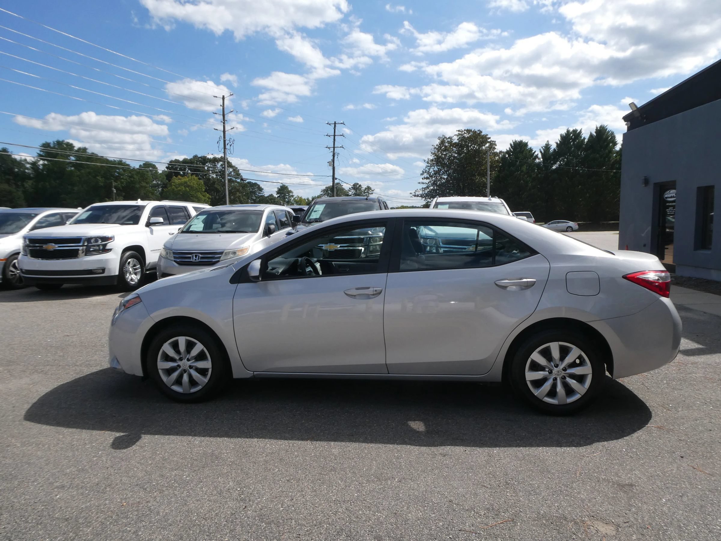 Used 2015 Toyota Corolla LE FWD image 9