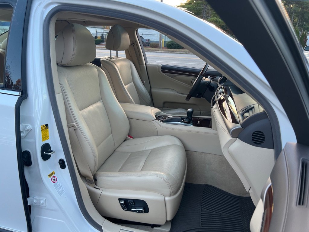 Used 2015 Lexus LS 460 image 16
