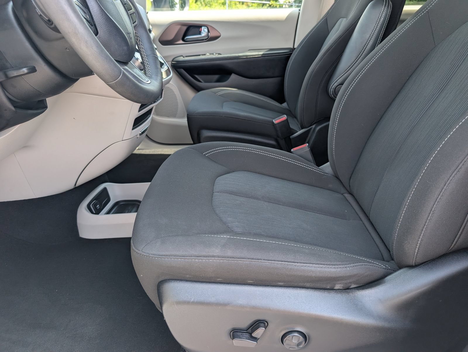 Used 2023 Chrysler Voyager LX FWD image 15