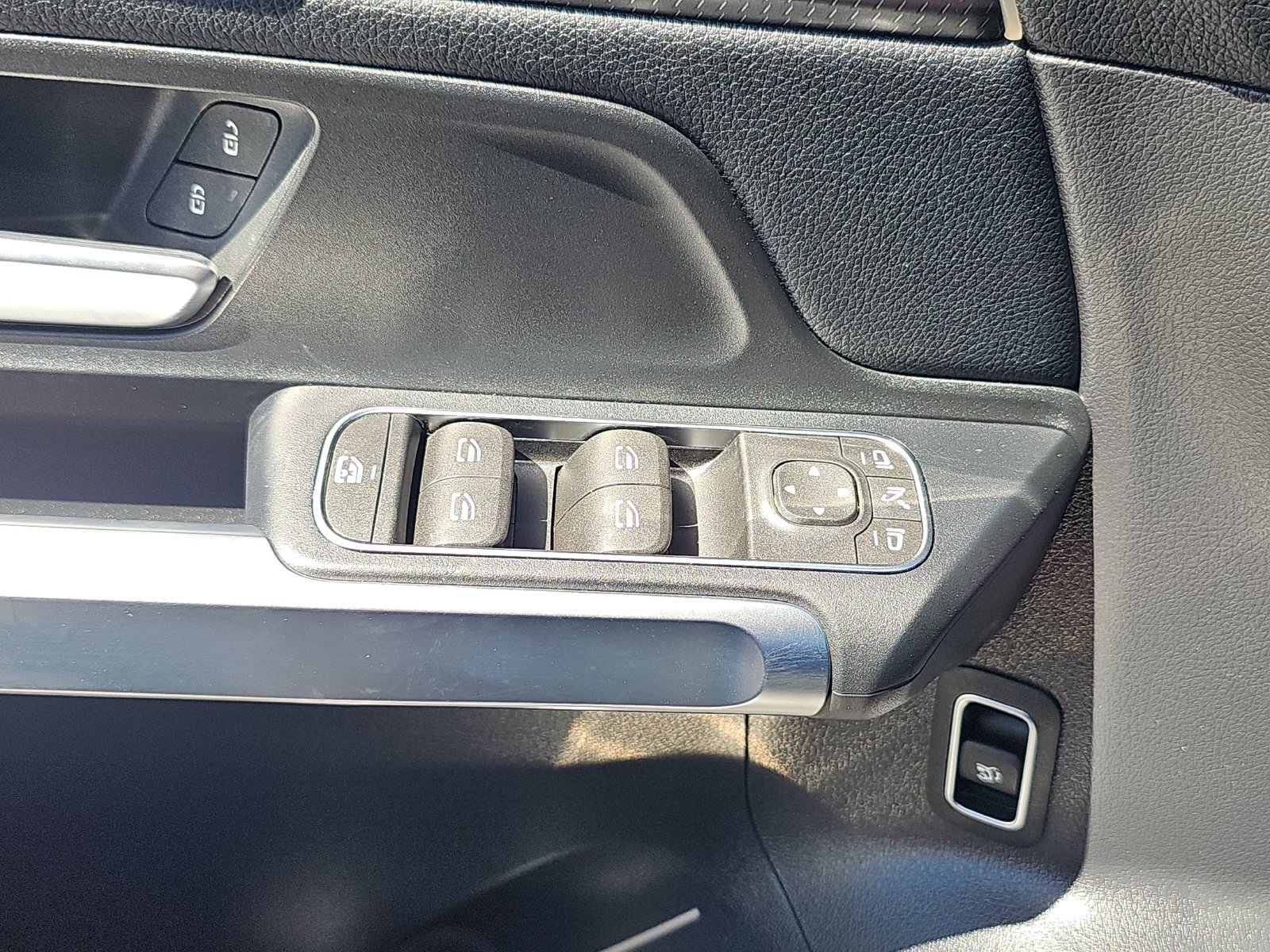 Used 2023 Mercedes-Benz EQB 300 4MATIC image 29