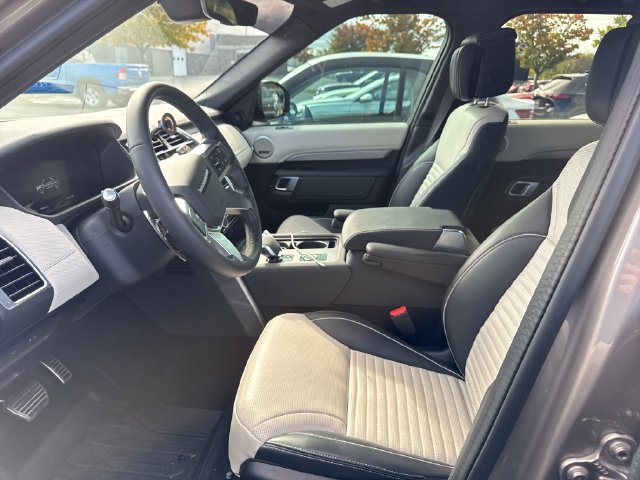 Used 2024 Land Rover Discovery Dynamic SE AWD/4WD image 13
