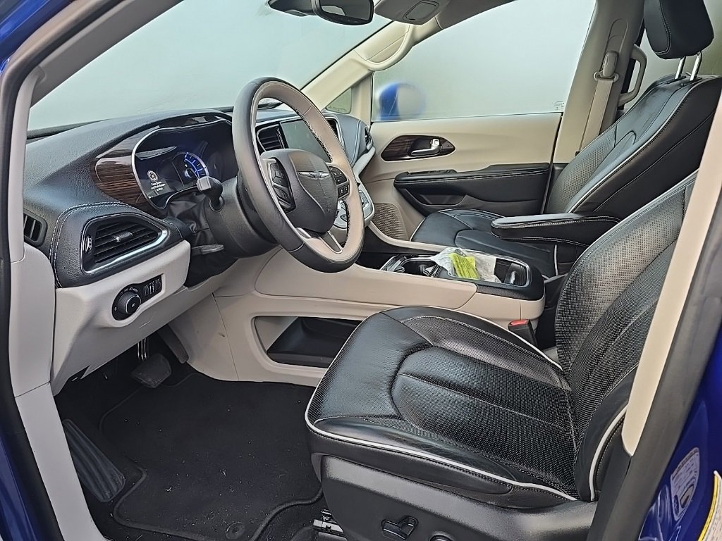Used 2021 Chrysler Pacifica Limited image 2