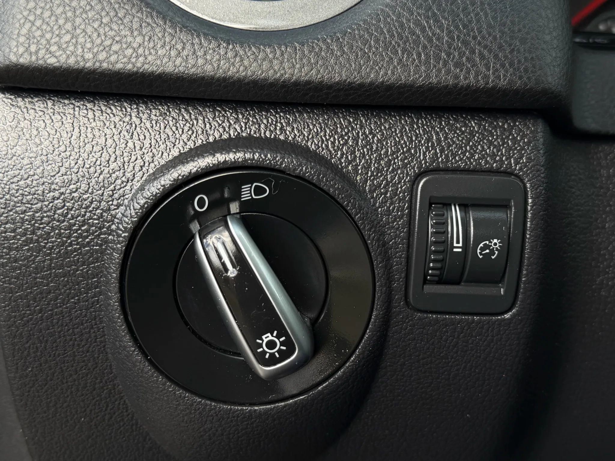 Used 2015 Volkswagen Tiguan SE image 19