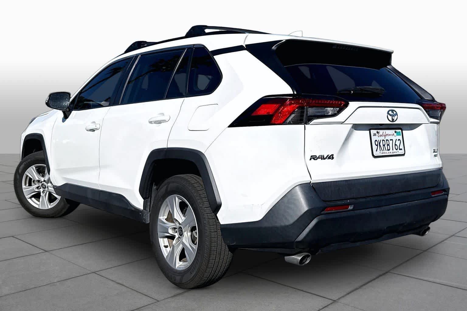 Used 2021 Toyota RAV4 XLE w/ XLE Grade Weather Package AWD/4WD image 11
