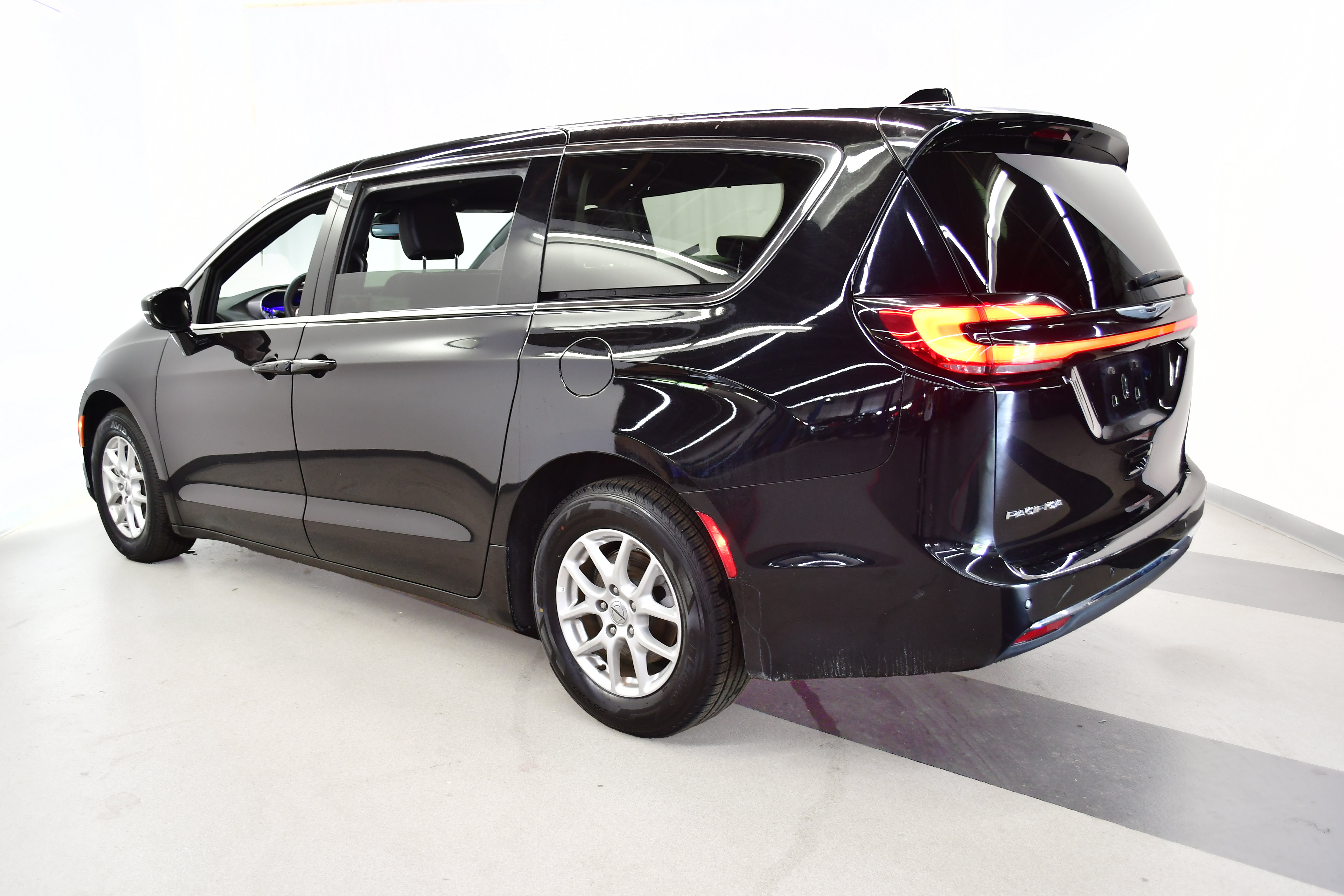 Used 2025 Chrysler Pacifica Select FWD image 5