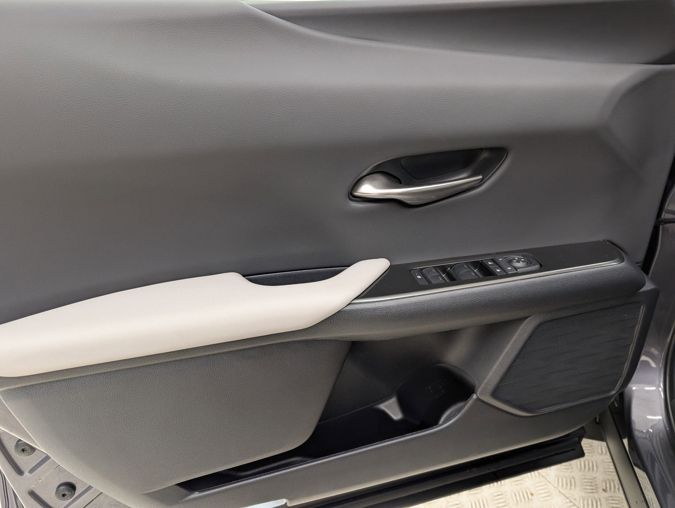 Used 2025 Lexus UX 300h FWD image 14