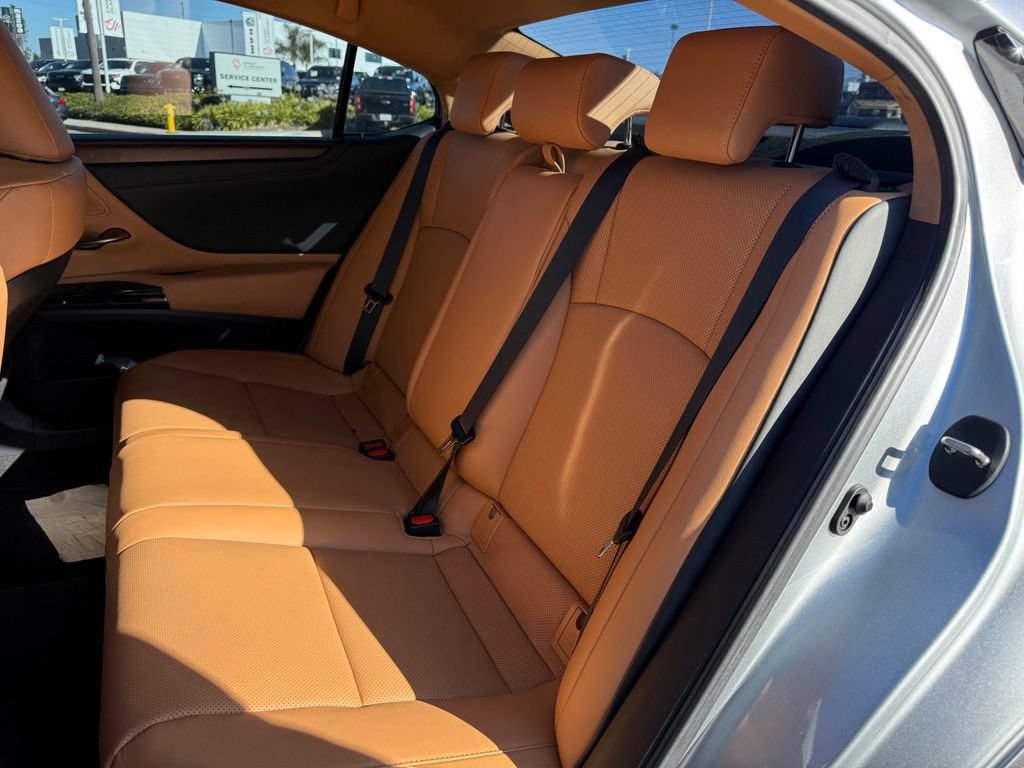 Used 2025 Lexus ES 300h w/ Premium Package FWD image 4
