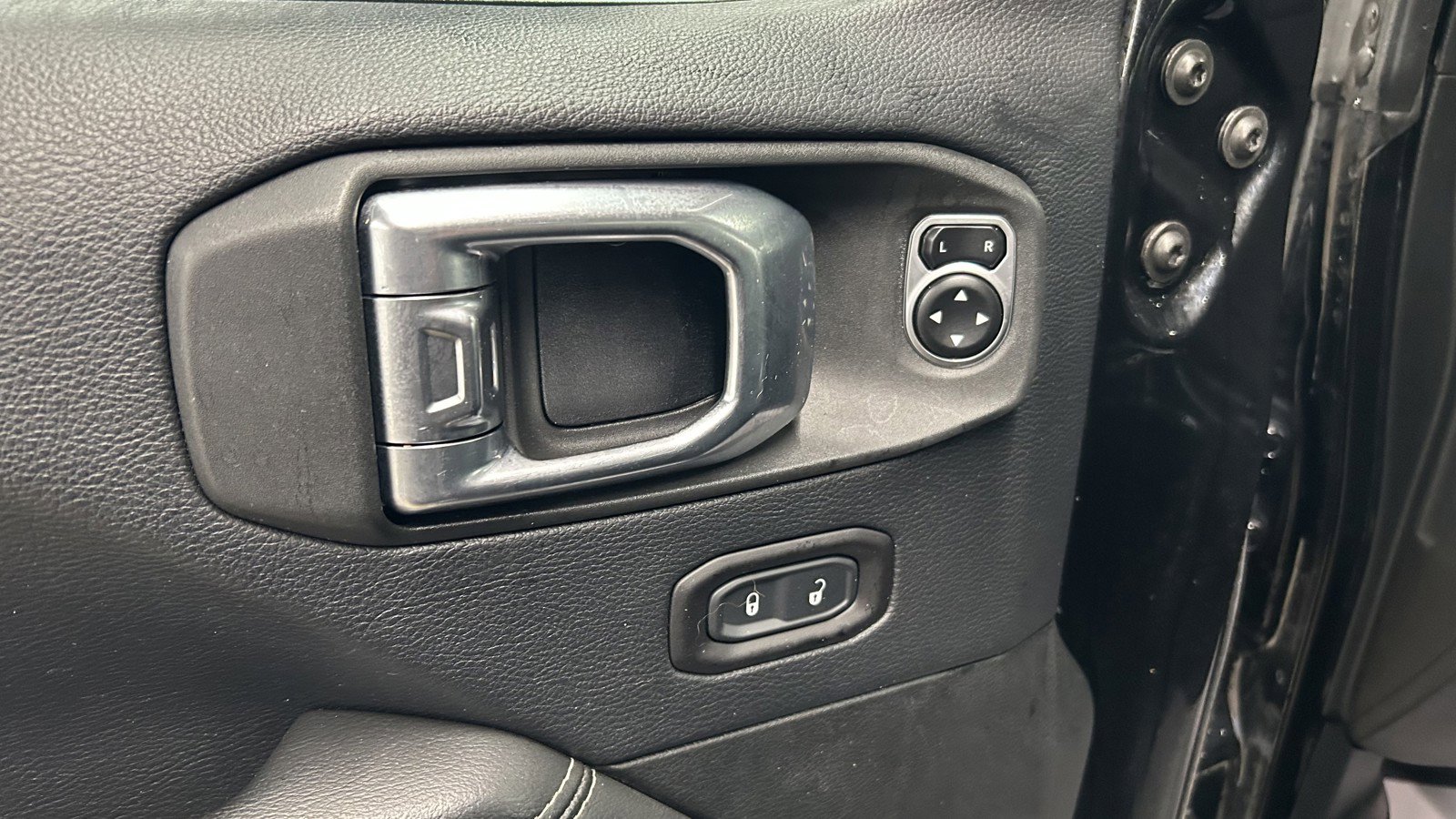 Used 2018 Jeep Wrangler Unlimited Sahara AWD/4WD image 10