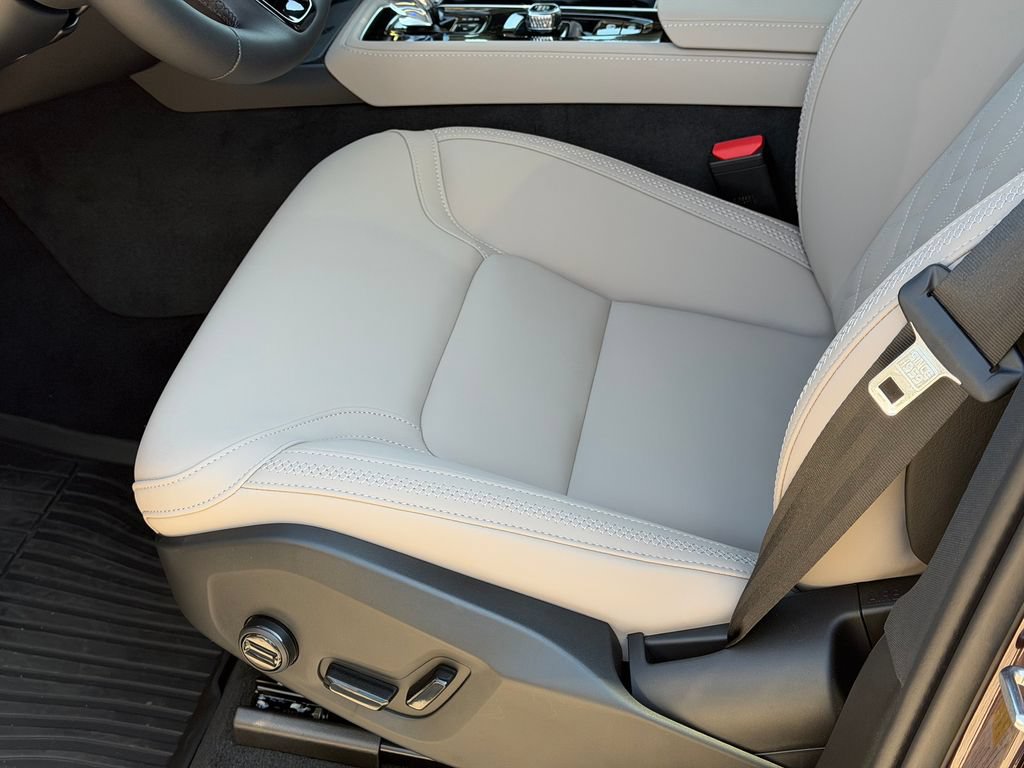 New 2026 Volvo XC90 B6 Plus w/ Protection Package Premier AWD/4WD image 17