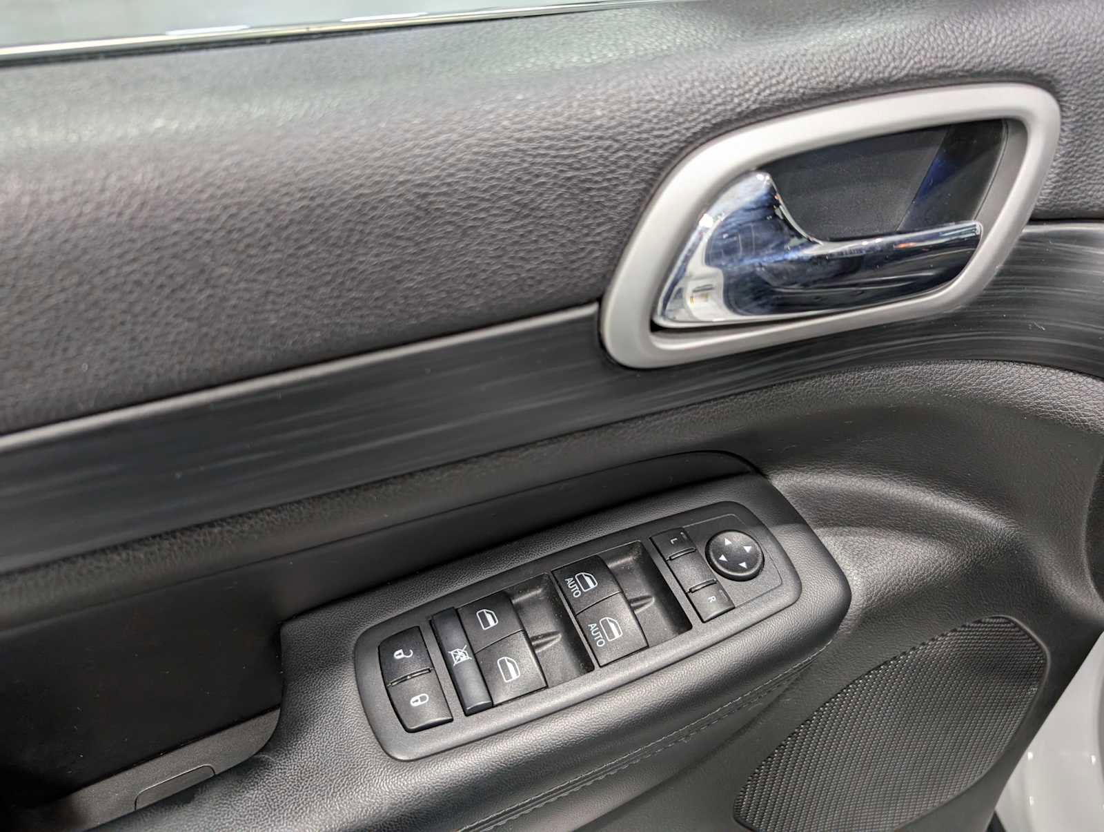 Used 2020 Jeep Grand Cherokee Laredo w/ Laredo X Package image 37