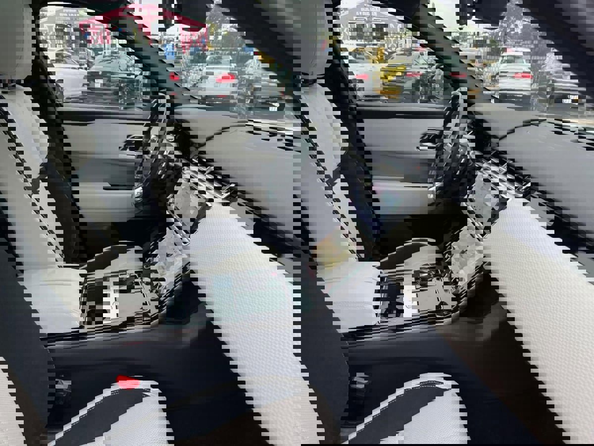 Used 2019 Land Rover Range Rover Velar R-Dynamic SE image 39