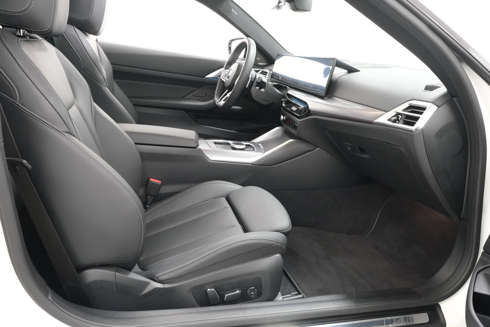 Used 2025 BMW 440i xDrive Coupe w/ Premium Package AWD/4WD image 39