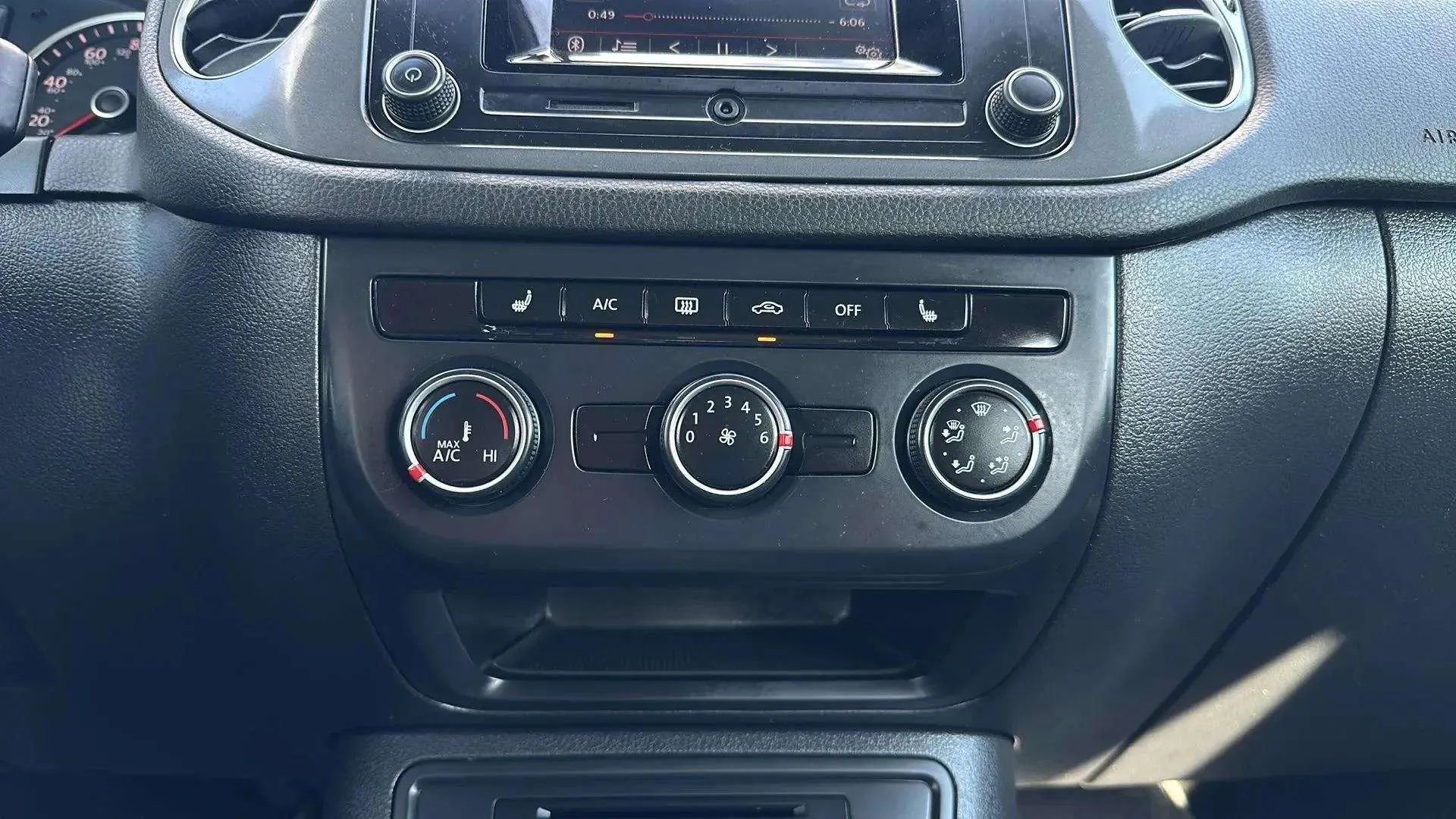 Used 2016 Volkswagen Tiguan S image 40