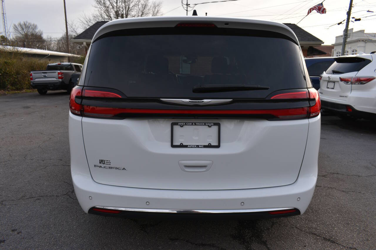 Used 2023 Chrysler Pacifica Touring-L image 6