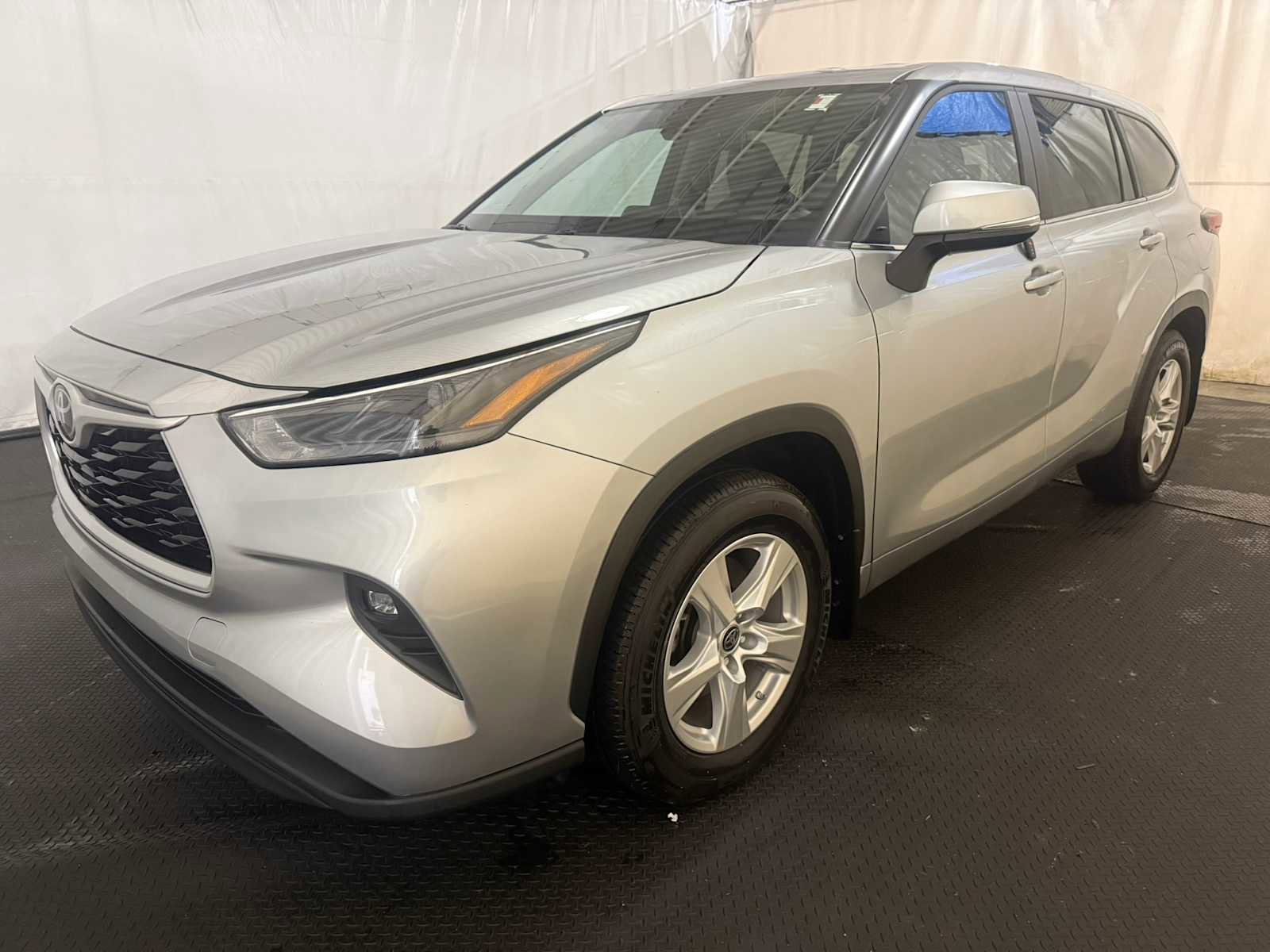Used 2023 Toyota Highlander LE AWD/4WD image 1