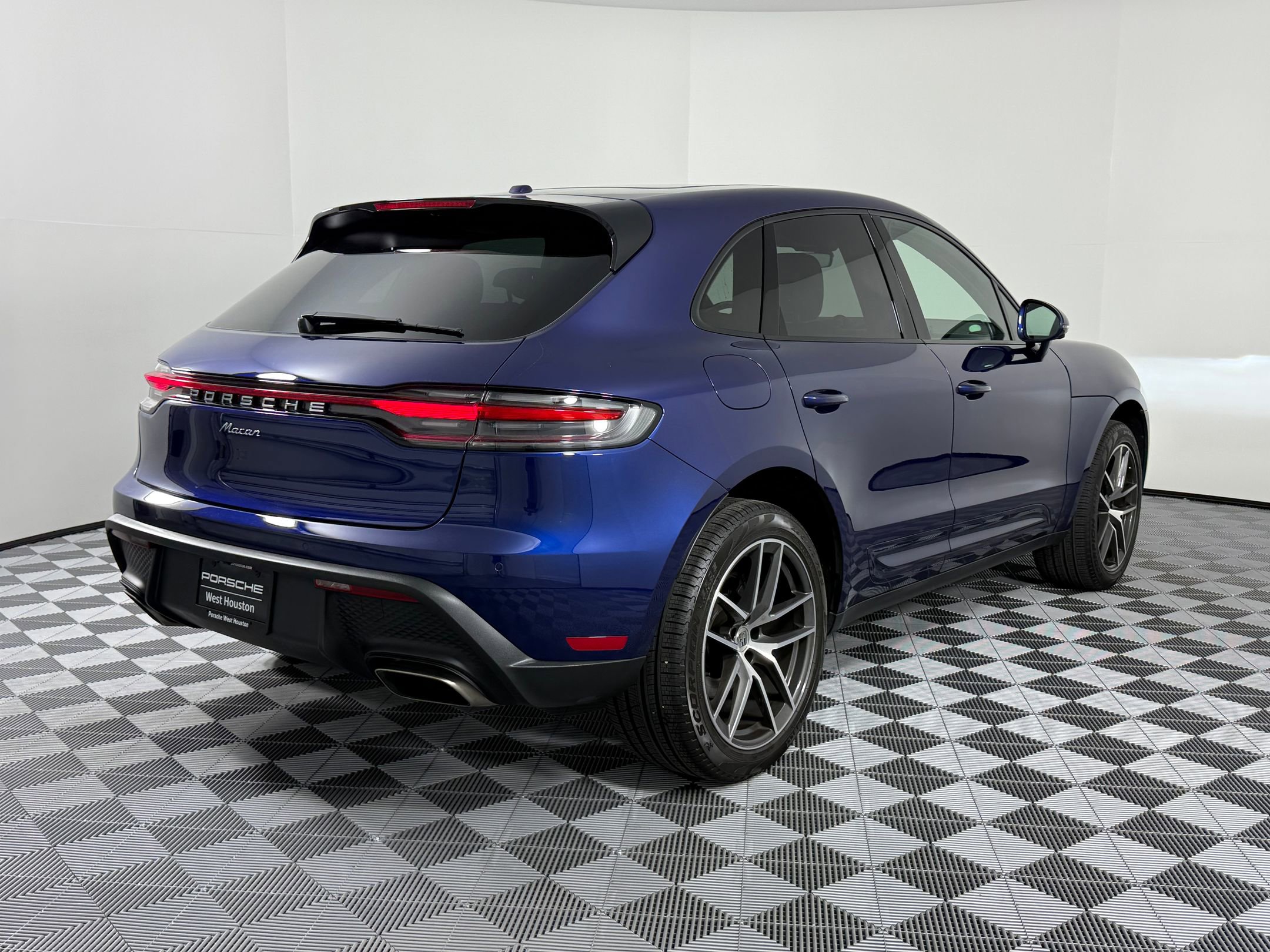 Certified 2025 Porsche Macan AWD/4WD image 9