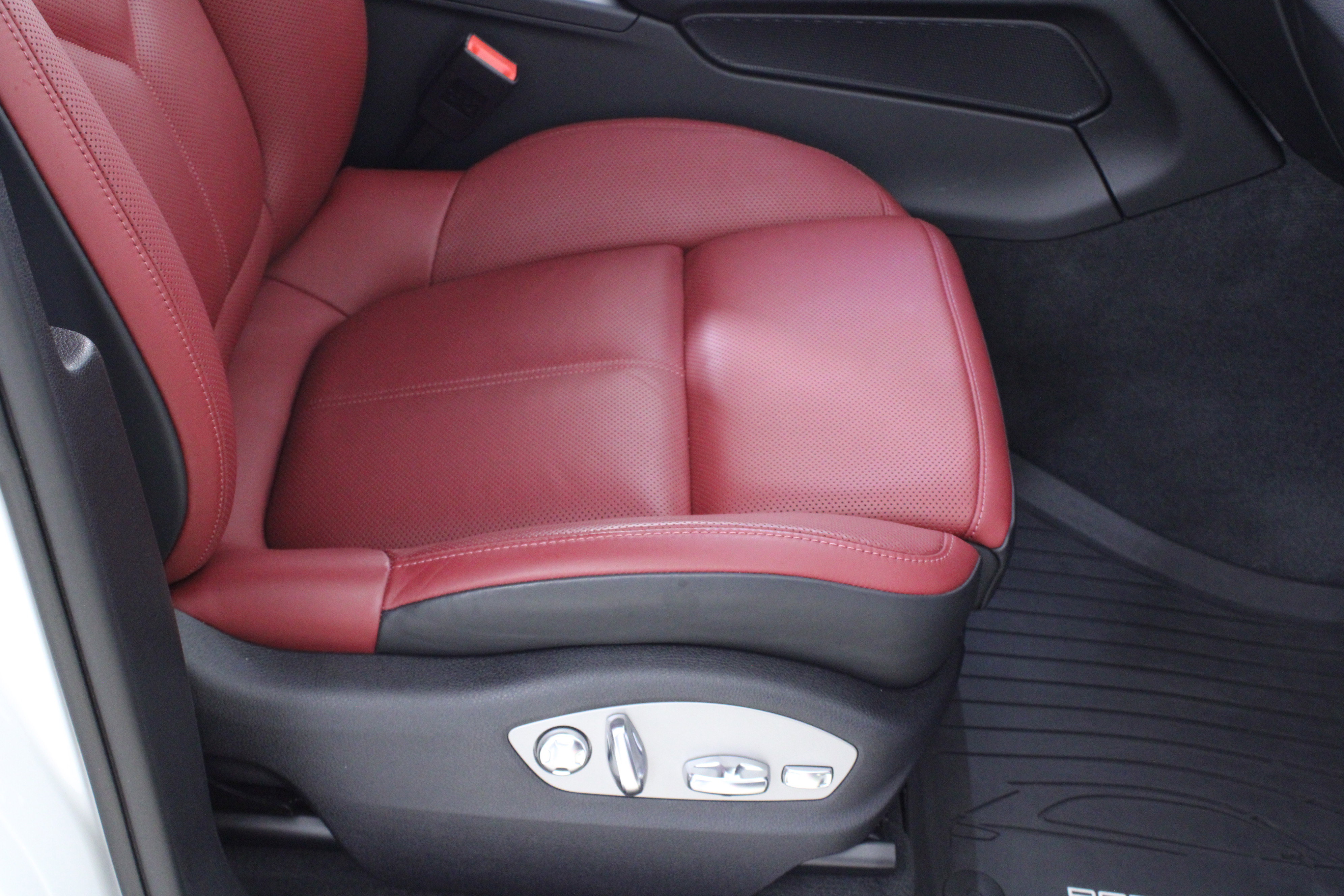 Used 2022 Porsche Macan AWD/4WD image 17