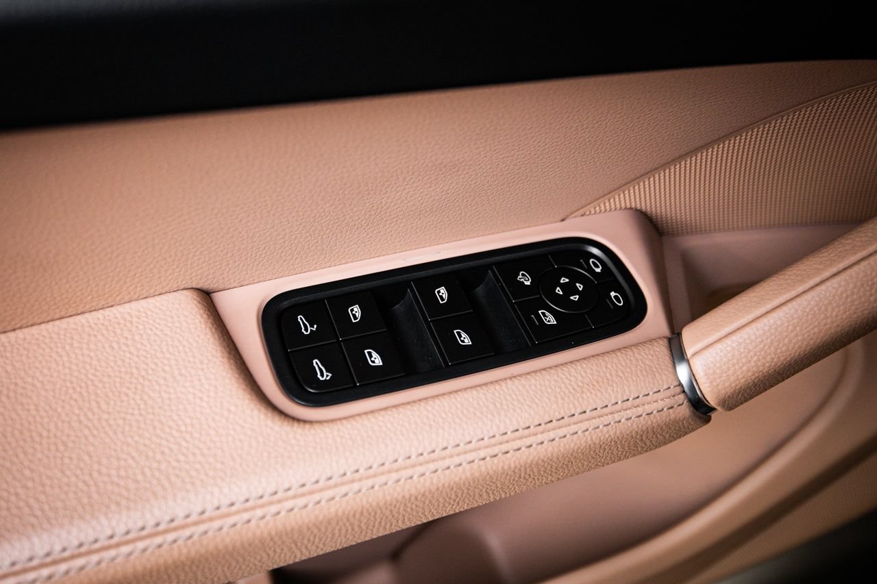 Certified 2023 Porsche Cayenne Platinum Edition AWD/4WD image 22