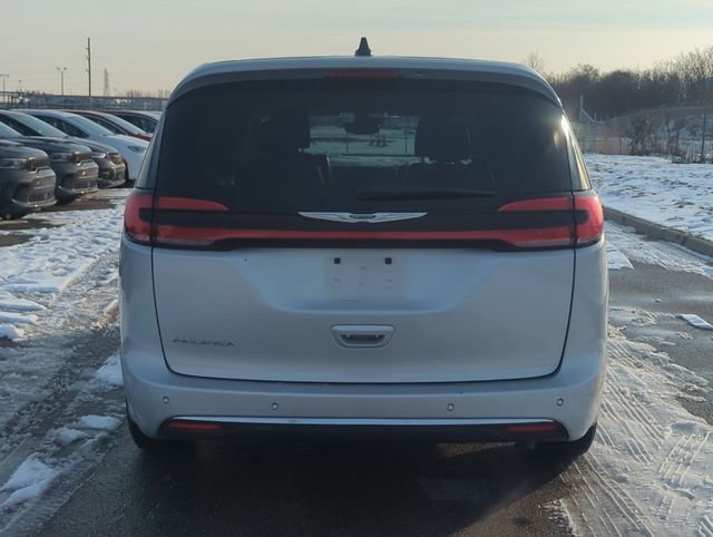 Used 2024 Chrysler Pacifica Touring-L FWD image 4