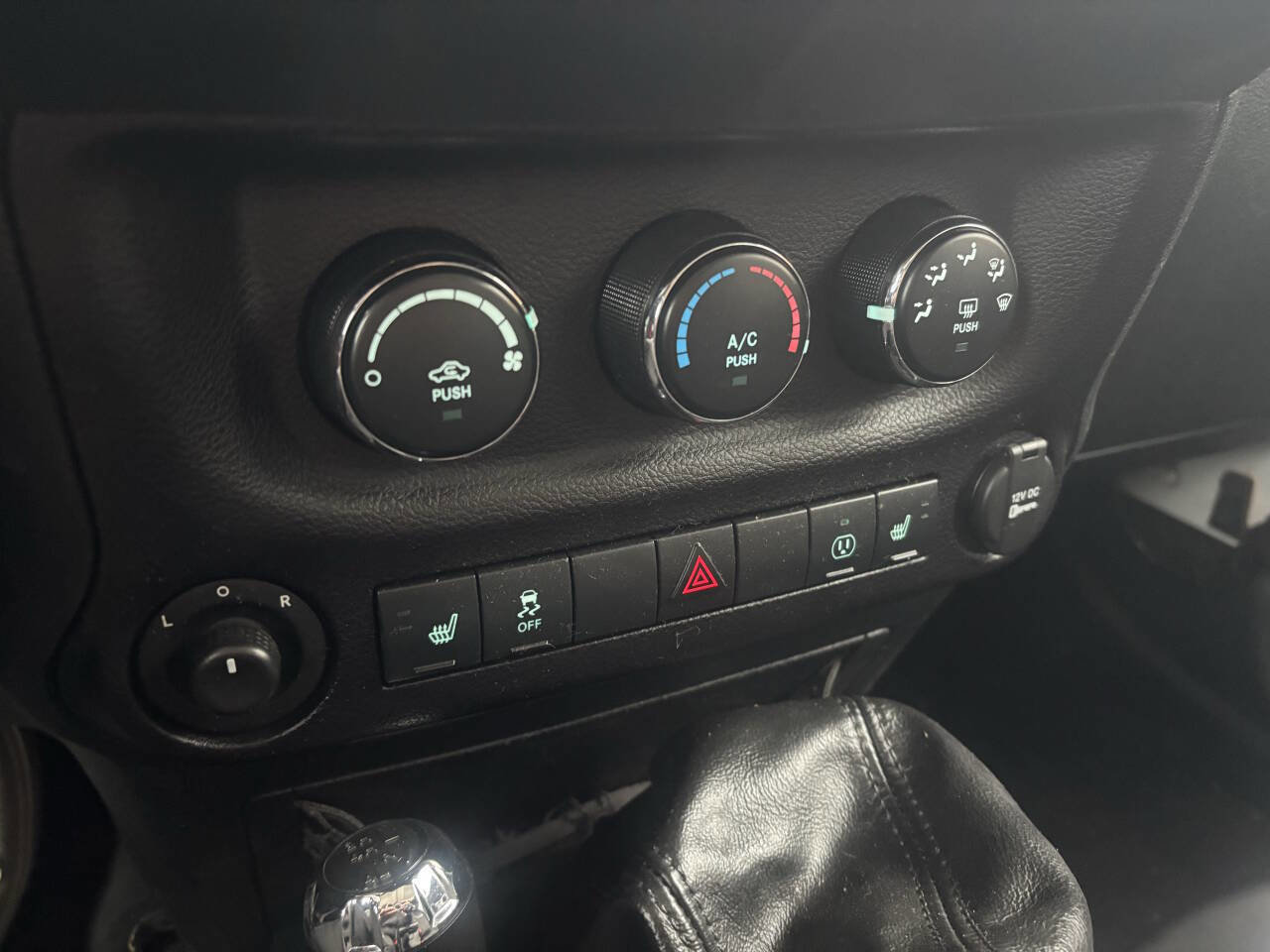 Used 2016 Jeep Wrangler Unlimited Sahara AWD/4WD image 10