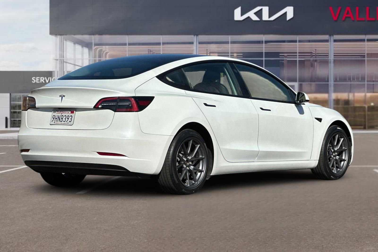 Used 2023 Tesla Model 3 Standard Range image 4