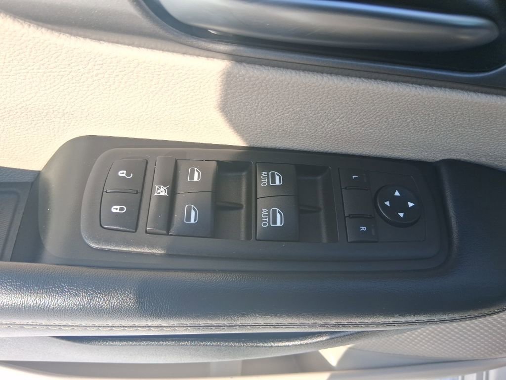 Used 2023 Chrysler Pacifica Touring-L image 22