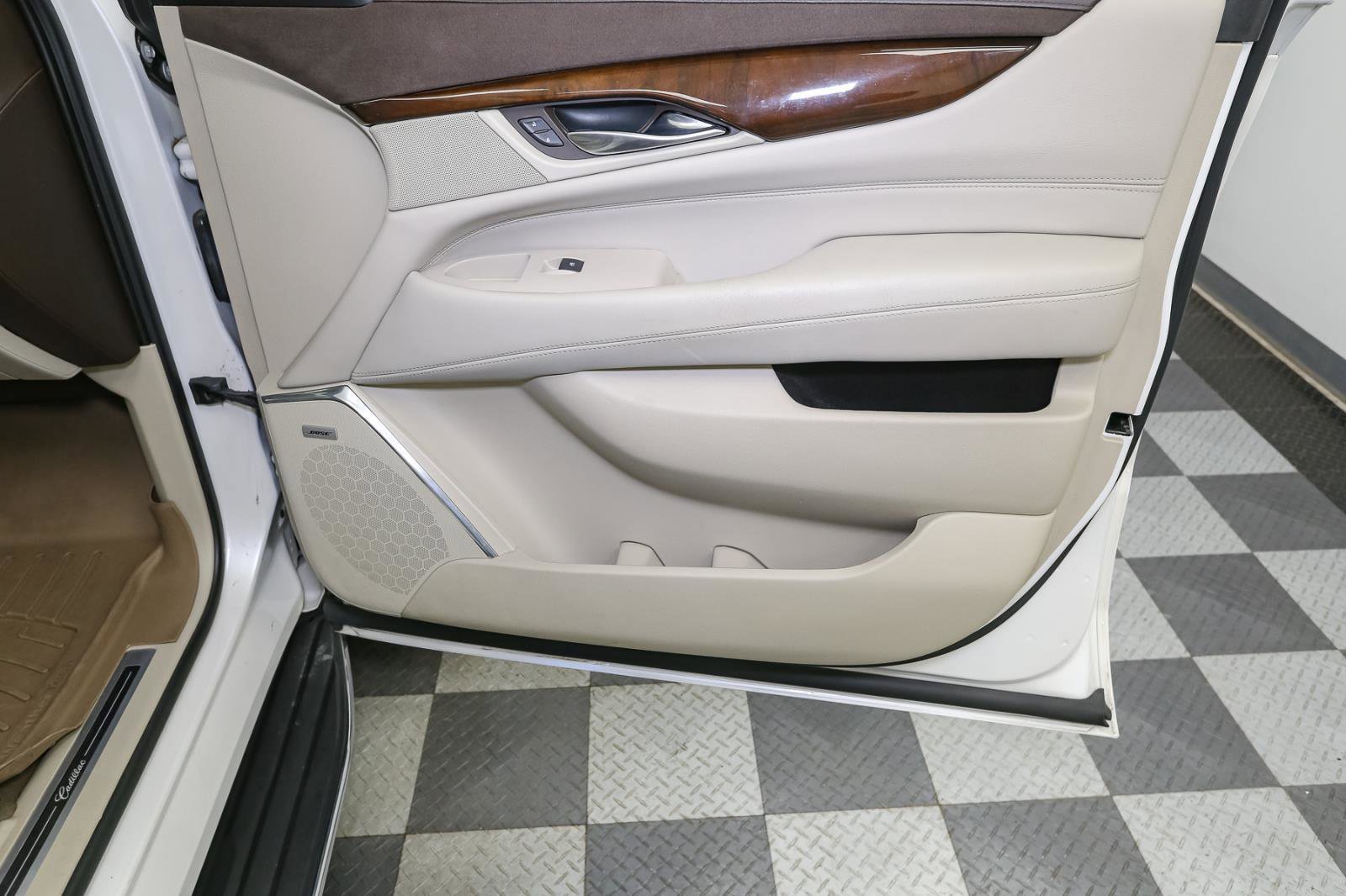 Used 2017 Cadillac Escalade Luxury image 24