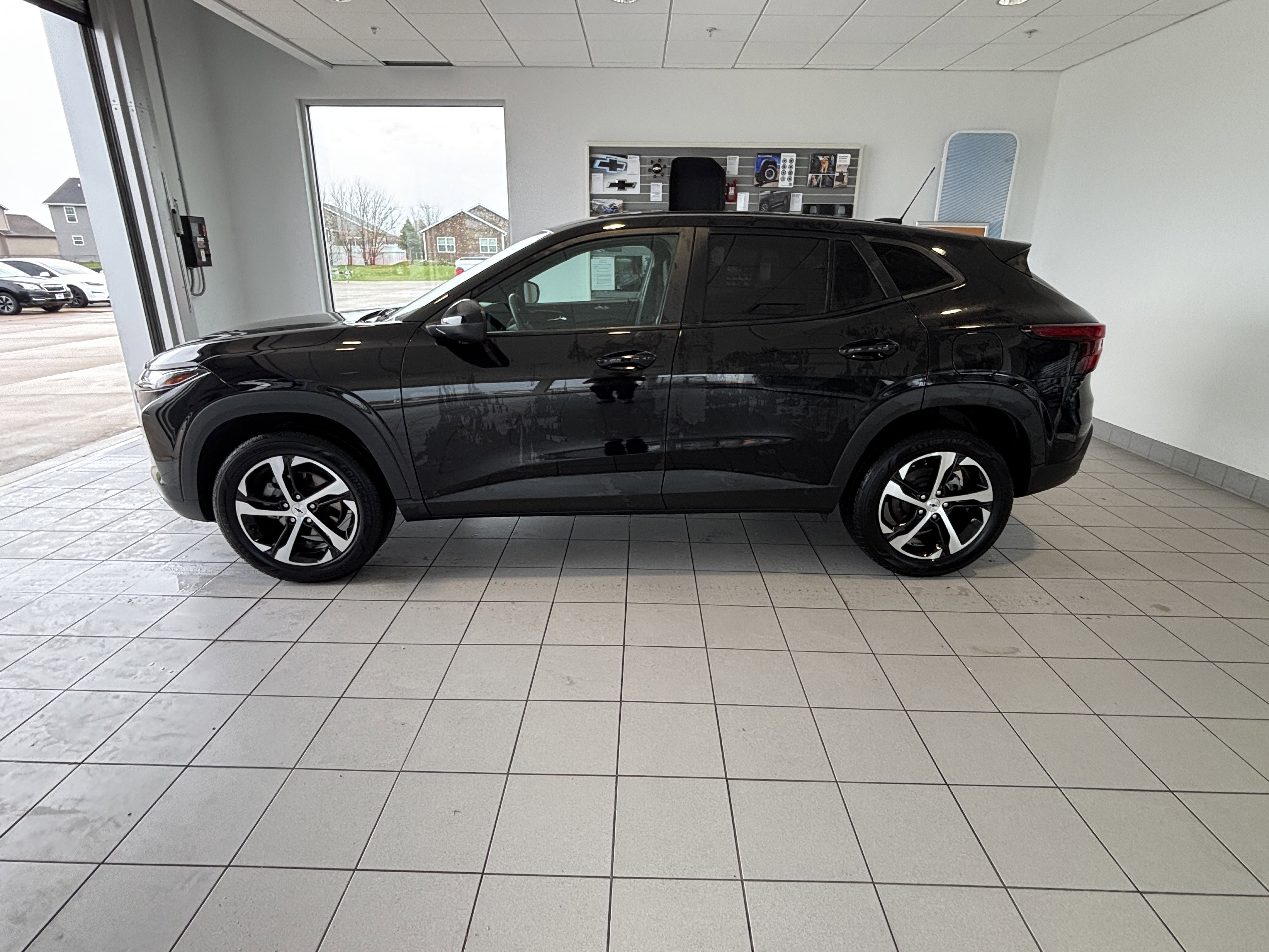 Used 2024 Chevrolet Trax RS w/ Driver Confidence Package image 2