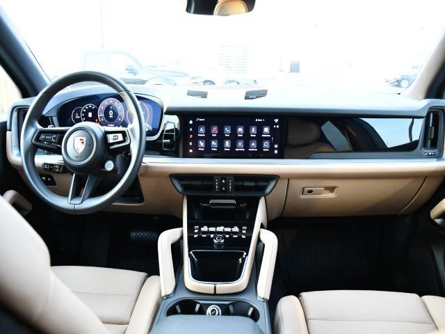 Used 2025 Porsche Cayenne image 18