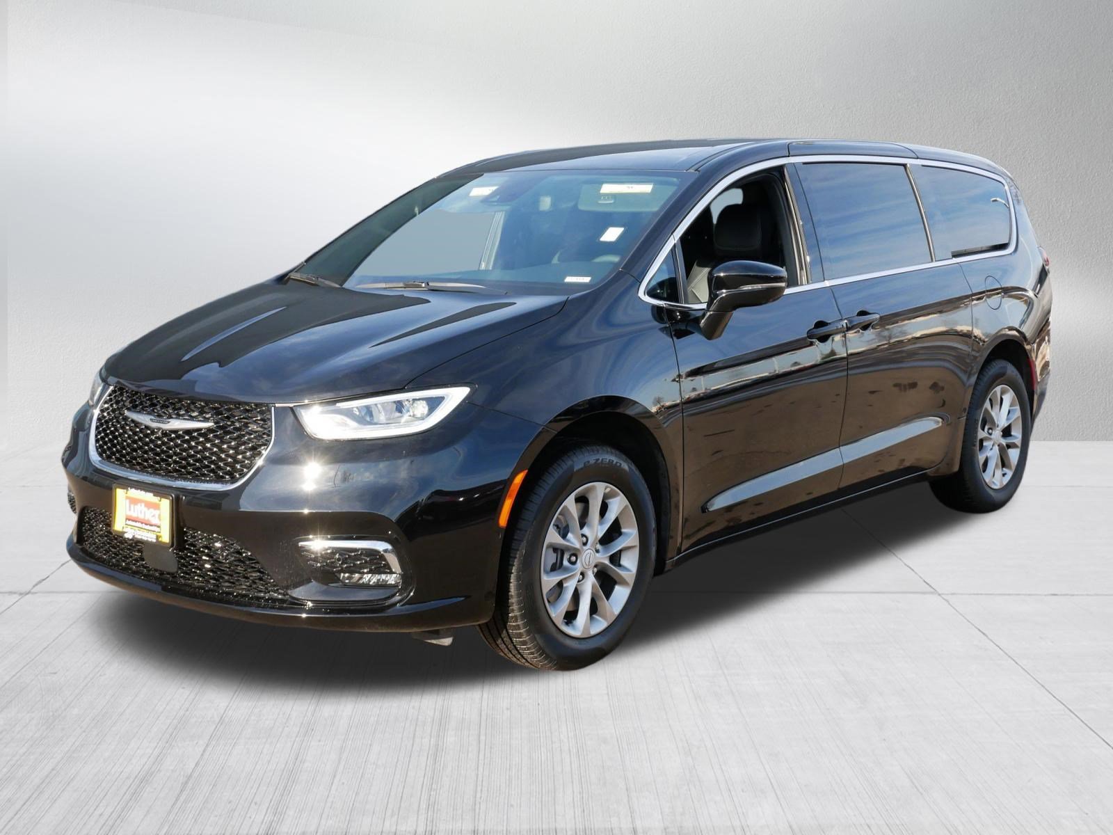 Used 2026 Chrysler Pacifica Select image 3
