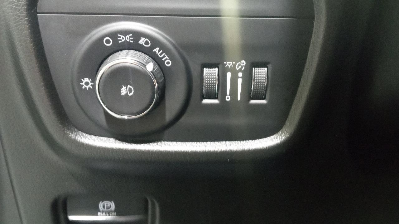 Used 2023 Jeep Grand Cherokee Limited w/ Luxury Tech Group II image 13