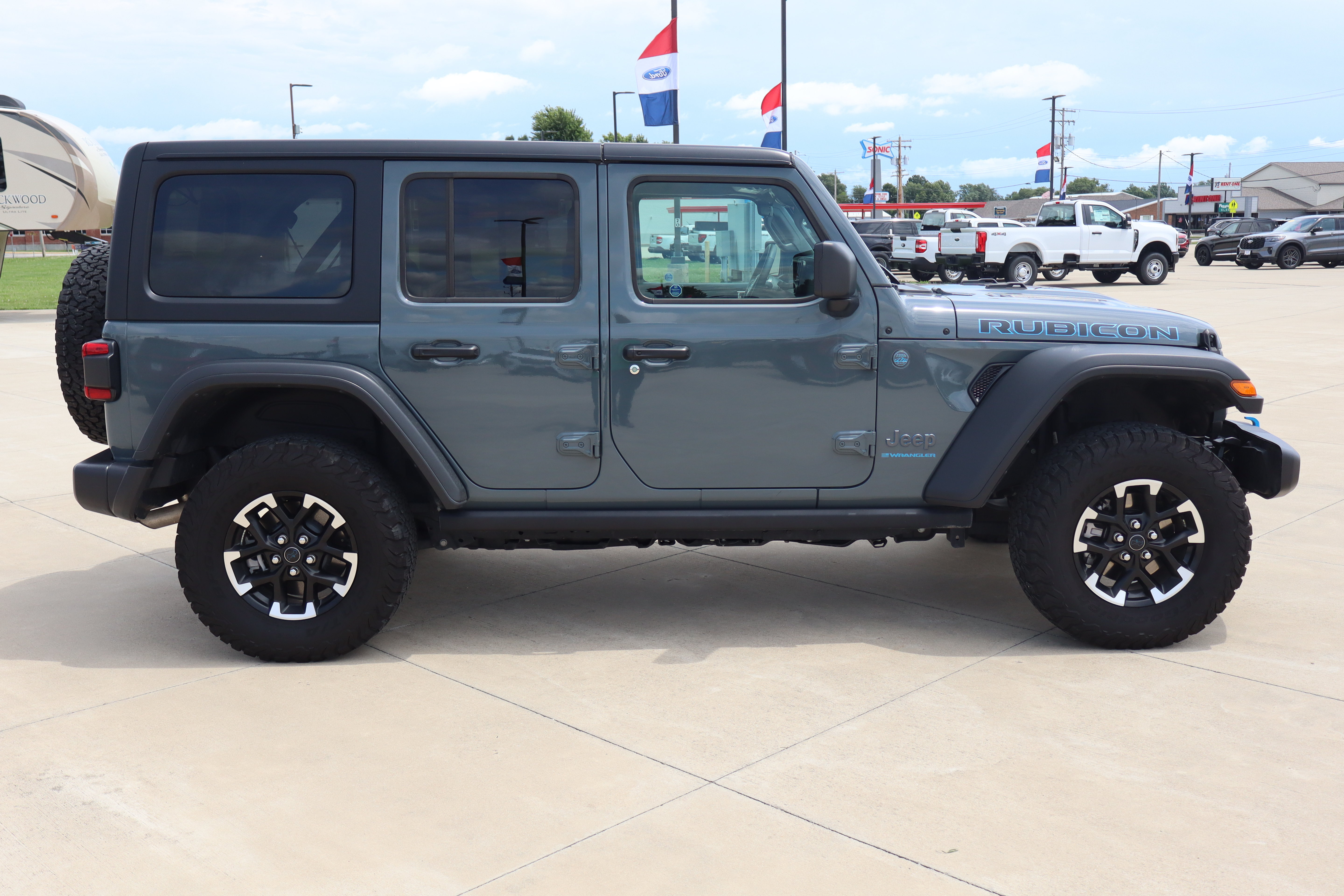 Used 2025 Jeep Wrangler Unlimited Rubicon 4xe w/ Safety Group AWD/4WD image 4