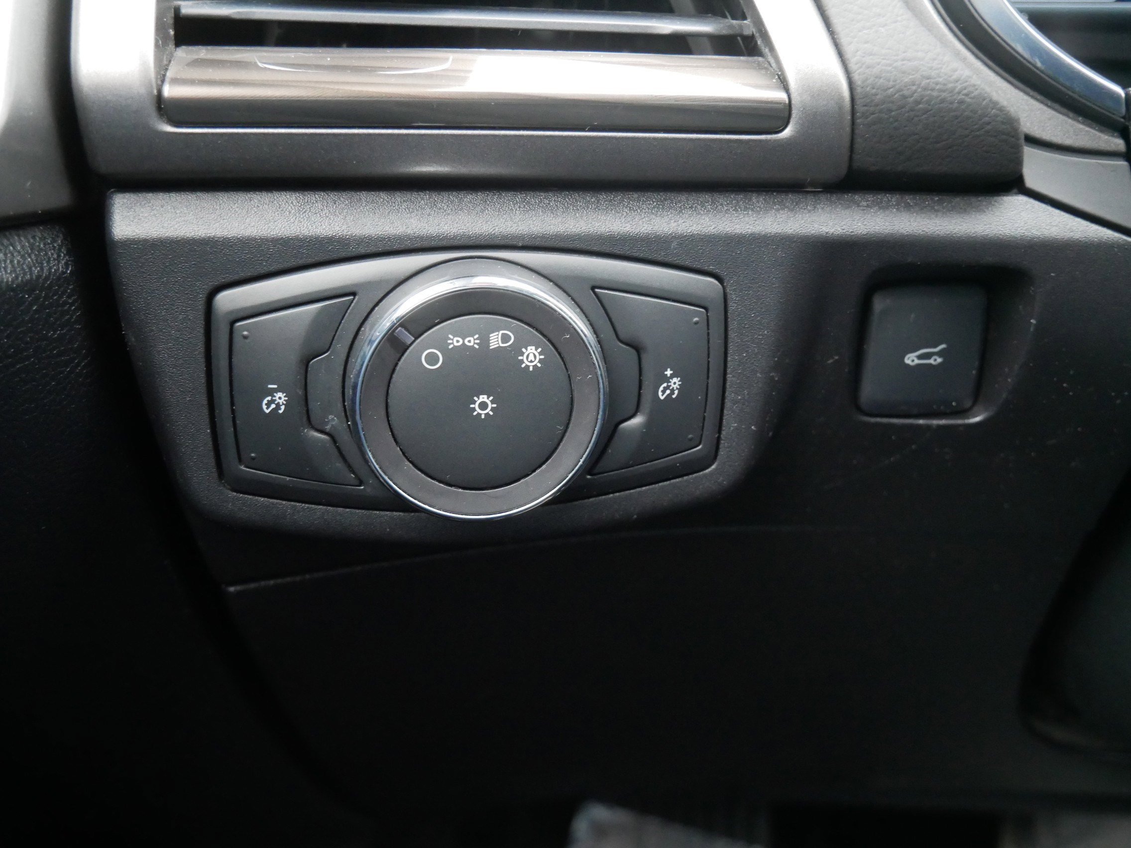 Certified 2018 Ford Fusion SE w/ Fusion SE Technology Package image 26