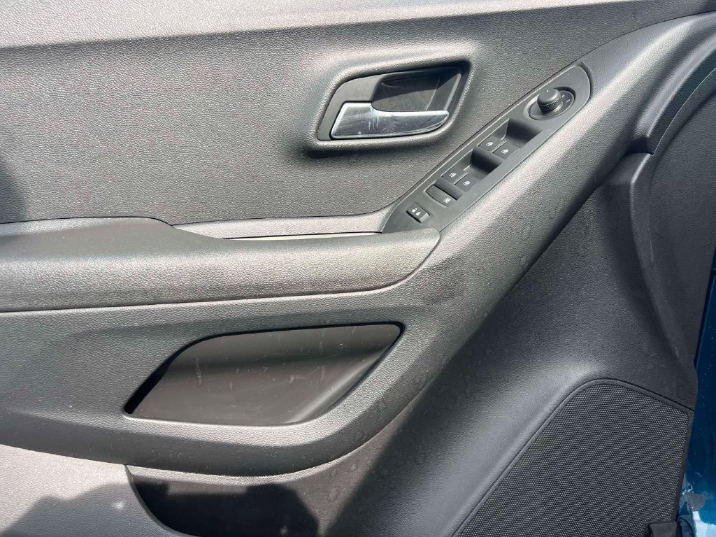Used 2019 Chevrolet Trax LT w/ LT Convenience Package AWD/4WD image 17