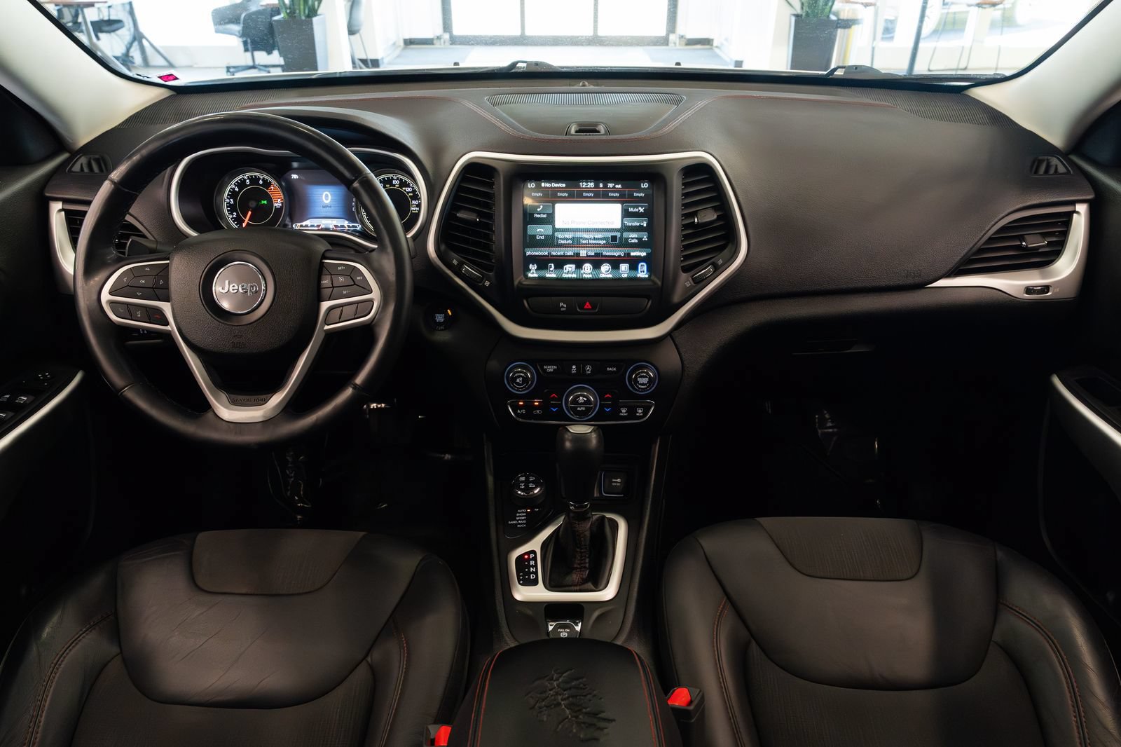 Used 2018 Jeep Cherokee Trailhawk w/ Comfort/Convenience Group AWD/4WD image 9