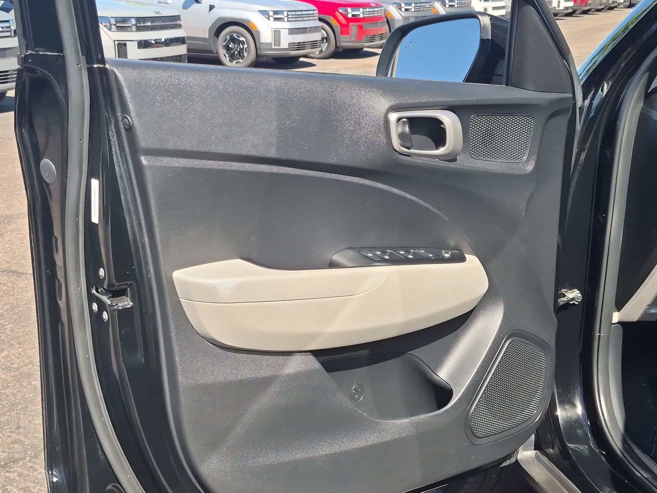 Used 2025 Hyundai Venue SEL FWD image 11